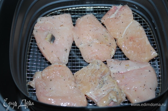 Куриную грудку поставила запекаться в аэрогриль на 6 минут при 180°C. Мясо получается очень сочное и мягкое.