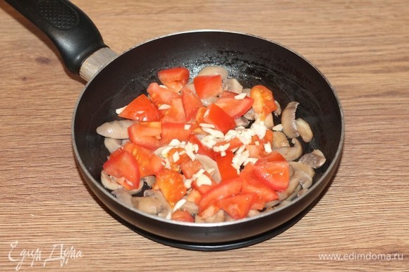 Тушим под крышкой до мягкости томата. Затем добавляем процеженный куриный бульон (150–200 мл).