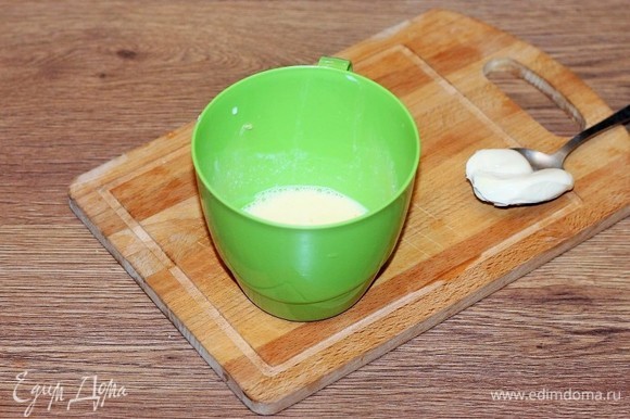 Взбиваем венчиком молоко с желтком и крахмалом. Тонкой струйкой вливаем молочную смесь в грибную.