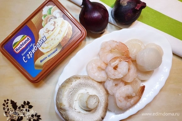Для начинки я взяла морские гребешки, креветки, красный лук (у меня мелкий), шампиньоны (очень крупные) и плавленый сыр с грибами Hochland.