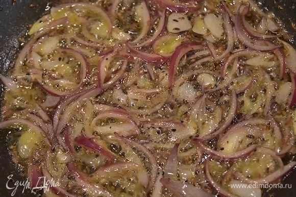 Когда специи начнут благоухать, добавить оливковое и сливочное масло, выложить лук с чесноком и обжарить.