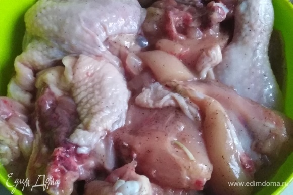 Залить готовым сиропом курицу. Перемешать. Дать настояться в течение 30 минут, периодически помешивая.