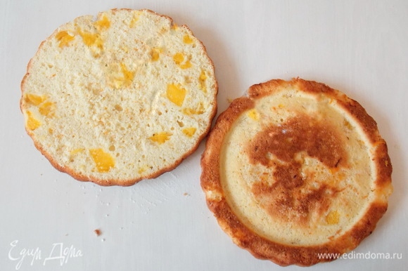 Разрезаем наш апельсиновый бисквит на две части. Делаем это аккуратно, бисквит очень нежный и воздушный.