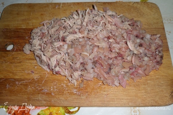 Отварное мясо отделяем от костей. Мясо и шкурку свиных ножек мелко нарезаем. Мясо кролика разбираем на волокна.