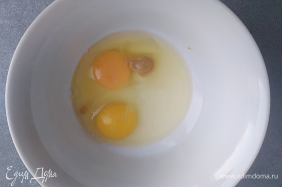В миску разбить яйца, добавить соль, сахар и горчицу. Взбить венчиком полминуты.