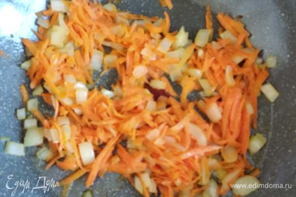 В сковороде обжарить лук и морковь 5 минут.