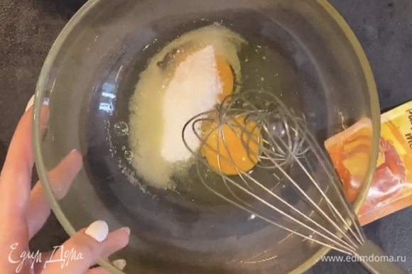 Растопить сливочное масло. Взбить венчиком в миске яйца с сахаром и щепоткой соли.