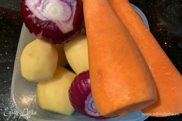 Картофель, лук и морковь почистите.