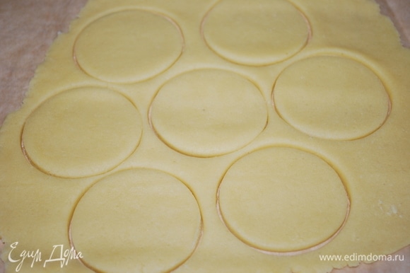 Раскатайте тесто толщиной 5–6 мм и формой вырежьте кружки.