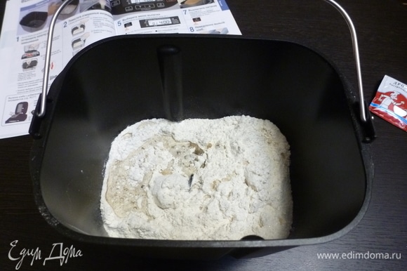 В форму хлебопечи всыпать сначала сухие ингредиенты, потом растительное масло и воду.