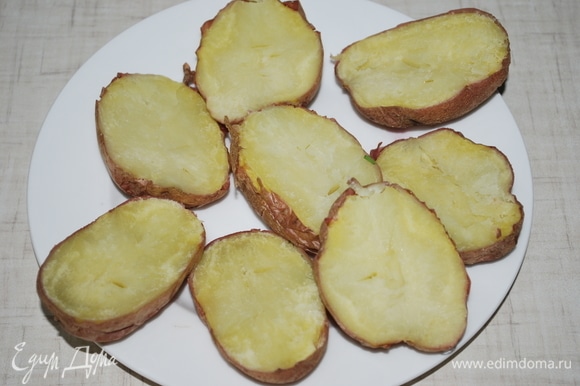 Готовый запеченный картофель разрезала на половинки.