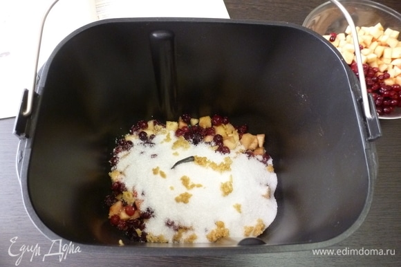 В чашу хлебопечи выкладывать, согласно инструкции, несколькими слоями ягоды и сахар. Не забудьте сначала вставить лопатку!