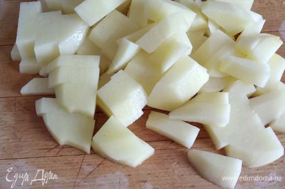 Нарезать картофель брусочками или кубиками. Добавить в готовый кипящий бульон.