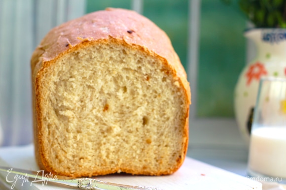 Хлеб с очень хрустящей коркой, с вкраплениями кусочков лука, ароматный и мягкий.