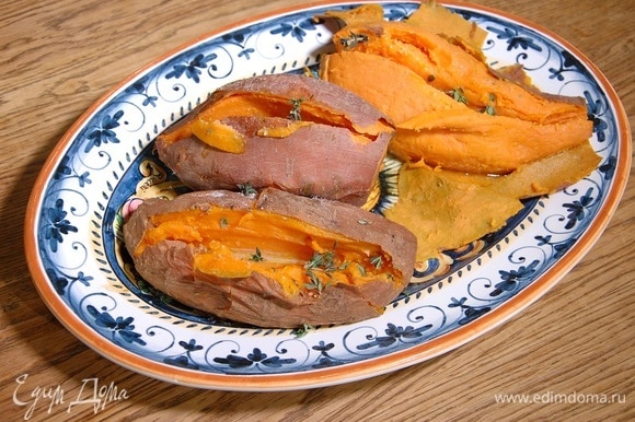 Картофель посолить, посыпать листьями тимьяна и сразу подавать.