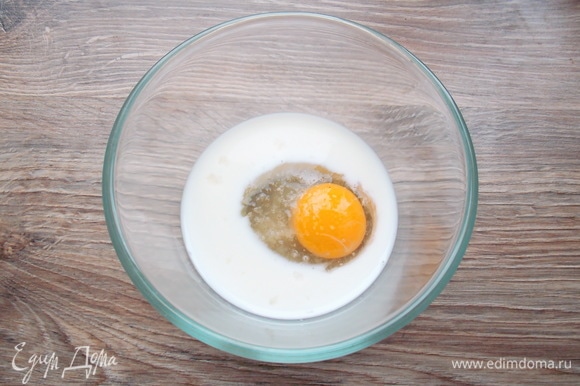 В миску разобьем яйцо, нальем молоко и посолим. Все перемешаем до однородной массы.