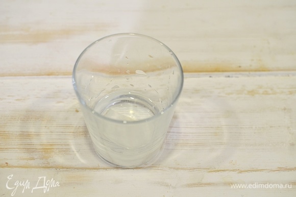 В прозрачный небольшой стакан влейте 1 ст. л. воды.