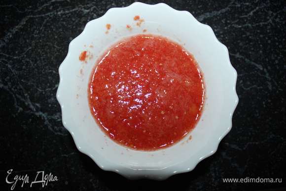 Томатное пюре можно подготовить из свежих или замороженных помидоров.