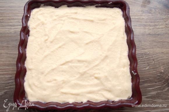 Выливаем оставшееся тесто и разравниваем, покрывая сыр.