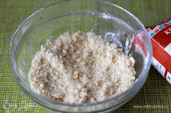 В это время готовим песочную основу. Муку просеять с разрыхлителем, добавить сахар и холодное сливочное масло, растереть в мелкую крошку.