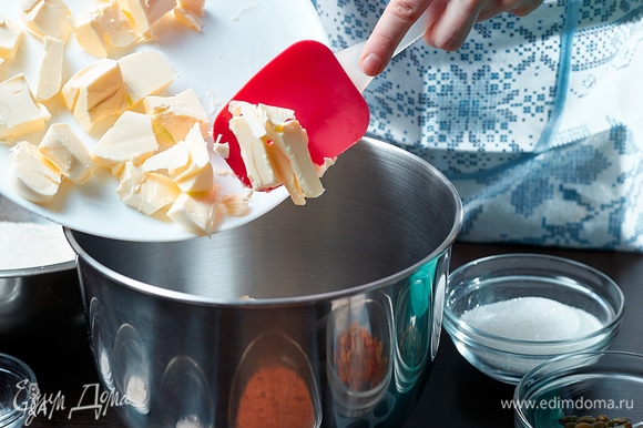 Масло заранее нарезать кубиками и оставить при комнатной температуре до мягкости.