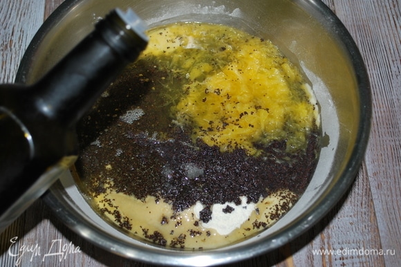 С мака слейте воду, добавьте сахар, перемешайте. К мучной смеси добавьте мак с сахаром, сок 2 апельсинов и растительное масло без запаха (я добавила фундучное масло).