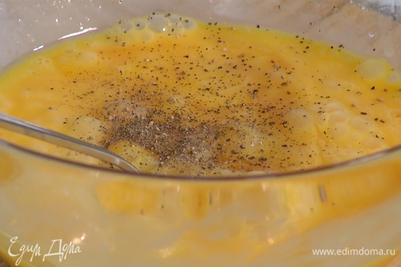 Яйца взбить в однородную массу, посолить, поперчить и влить в сковороду.