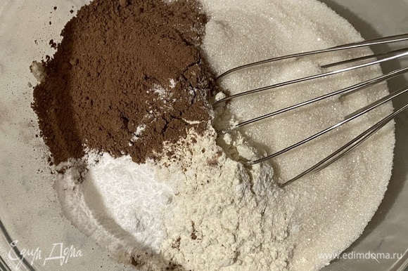 Соединить сухие ингредиенты: муку, какао-порошок, разрыхлитель, сахар, ванилин.