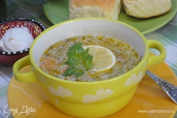 Постный суп подаем с кусочком лимона или лимонным соком и зеленью.