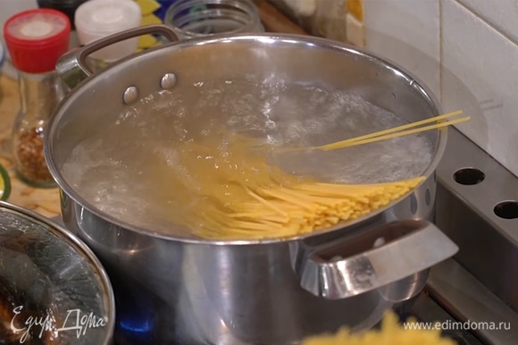 Спагетти отваривать в подсоленной воде на 1–2 минуты меньше, чем указано на упаковке, затем воду слить.