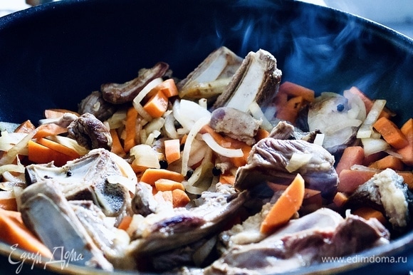 Добавьте к мясу нарезанную крупными брусочками морковь и лук, нарезанный четвертинками. Обжариваем, постоянно помешивая около 5 минут