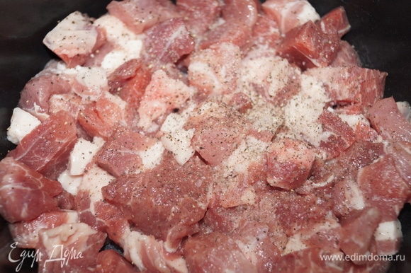 Мясо нарежьте на средние кубики и жарьте на функции «Жарка» 15 минут при открытой крышке, перемешивайте.