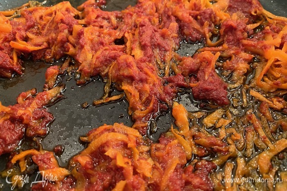 Морковь — на терку, масло — на сковородку. Прожарить морковь пару минут, добавить пасту. Все в бульон.