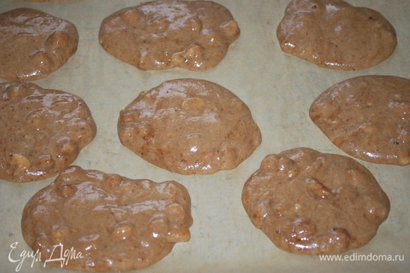 Выпекайте печенье в разогретой духовке при 170°C примерно 20–25 минут до готовности.