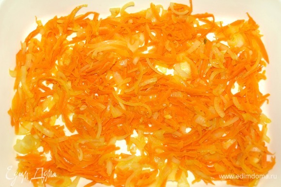 Морковь и лук очистить. Лук нашинковать, морковь натереть на крупной терке. Чеснок мелко порубить. Обжарить лук, морковь и чеснок в течение 5 минут на растительном масле. Выкладываем овощи в форму для запекания, равномерно распределяя по всей форме.