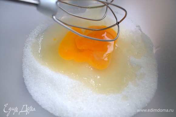 Взбить яйца (2–3) с сахаром и ванилью.