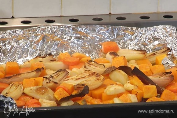 Запекать овощи под разогретым грилем 10‒15 минут, затем лавровые листья, гвоздику, корицу и бадьян удалить.
