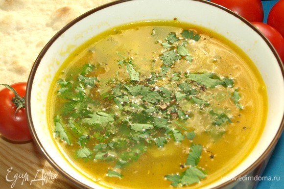 Суп подаем горячим. Уже порционно в тарелку добавляем зелень по вкусу, свежемолотый черный перец.