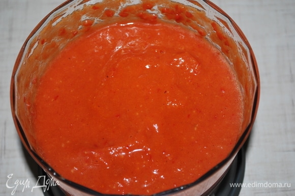 В чаше блендера измельчите болгарский и острый перец, чеснок, помидоры, оливковое масло и карри.