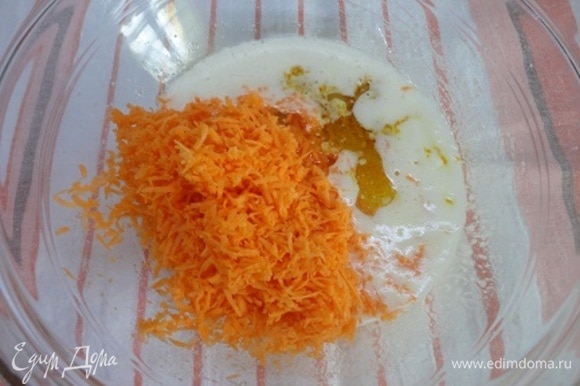 Яйцо взбить с сахаром в белую пену. Смешать с морковью, натертой на мелкой терке, растительным маслом и цедрой апельсина. Перемешать.