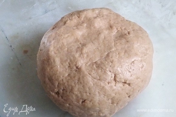Месим тесто 10–15 минут. Руки лучше смазать растительным маслом, так как тесто очень липкое. Собираем в шар.