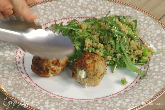 Готовые митболы и салат выложить на большую тарелку и сразу подавать.