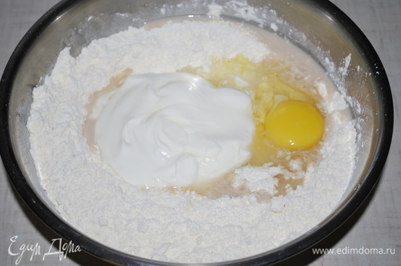Дрожжи разведите в теплой воде. Муку соедините с маслом, перетрите в крошку. Добавьте сметану, яйцо, соль и сахар.