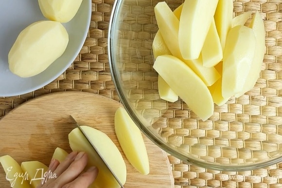 Картофель режем на дольки (6–8 частей) и опускаем в кипящую (!) несоленую воду на 5 минут. Время засекаем сразу после опускания картофеля.