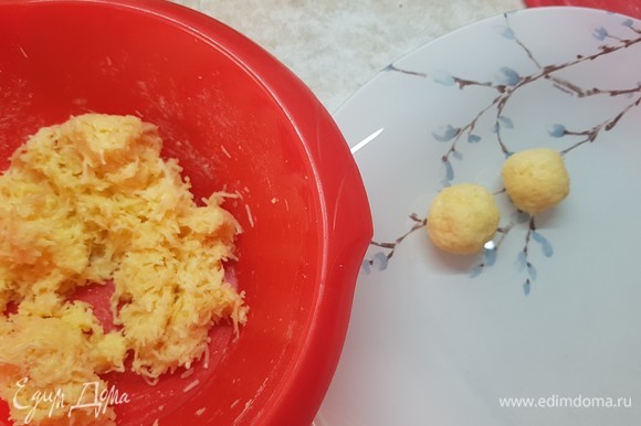 Для начала надо сделать сырные шарики. Сыр натереть на мелкой терке. Добавить муку и яйцо. Перемешать, сформировать маленькие шарики, положить их на тарелку и поставить в холодильник.