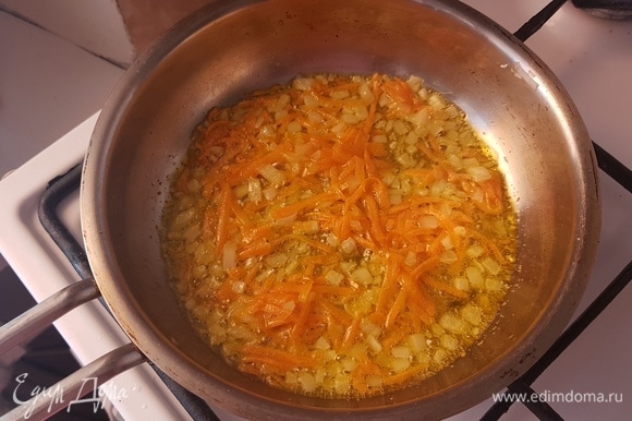 Лук нарезать мелким кубиком, морковь натереть на крупной терке. Обжарить на растительном масле до золотистого цвета.