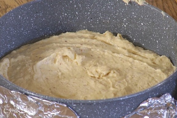 Разъемную форму снаружи плотно обернуть фольгой, внутри смазать растительным маслом, выложить тесто и разровнять его.