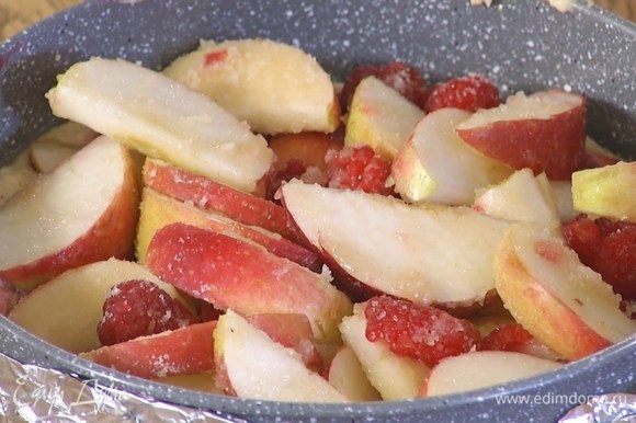 На тесто равномерно выложить слой малинового джема, а сверху яблоки с малиной и сахаром.