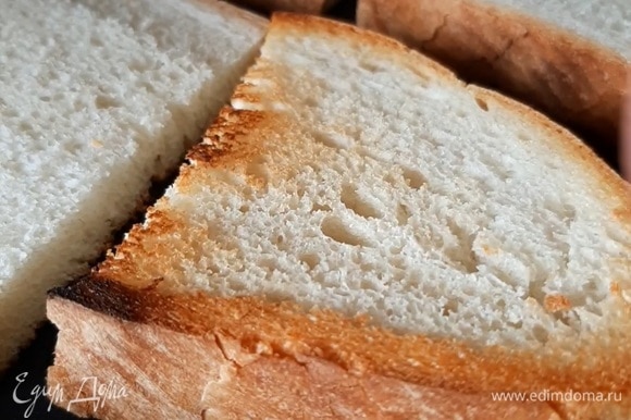 Нарезаем ваш любимый хлеб и подрумяниваем его на сухой сковороде или в тостере. Натираем щедро чесноком.