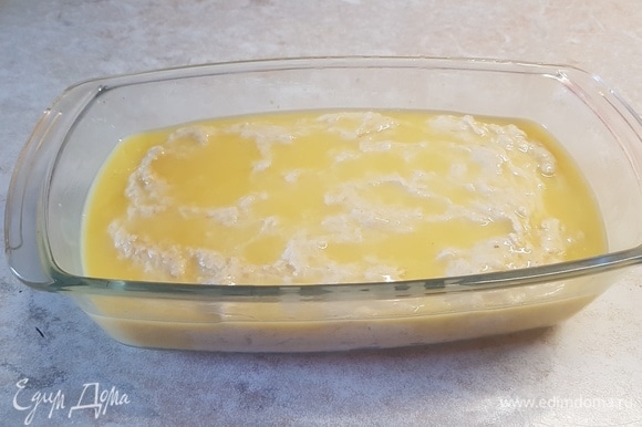 Сливочное масло растопить. Смазать им форму для выпечки. Выложить тесто в форму и вылить на него сверху сливочное масло. Выпекать при температуре 190°C около 1 часа.